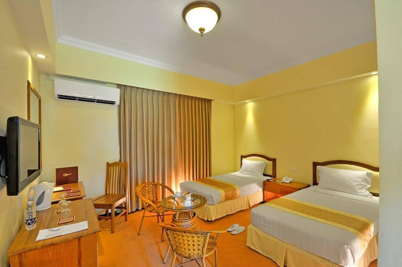 Royal Golden View Hotel Янгон Екстер'єр фото