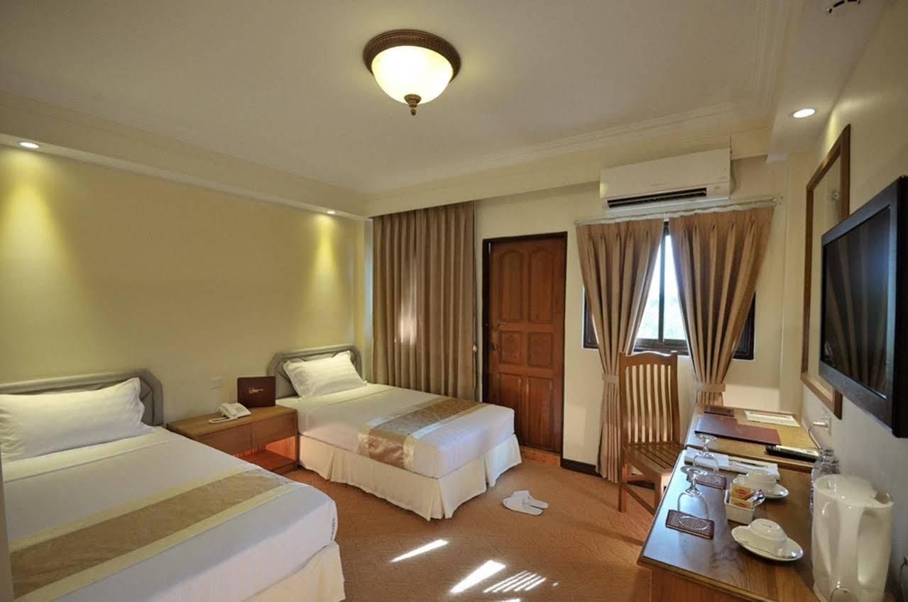 Royal Golden View Hotel Янгон Екстер'єр фото
